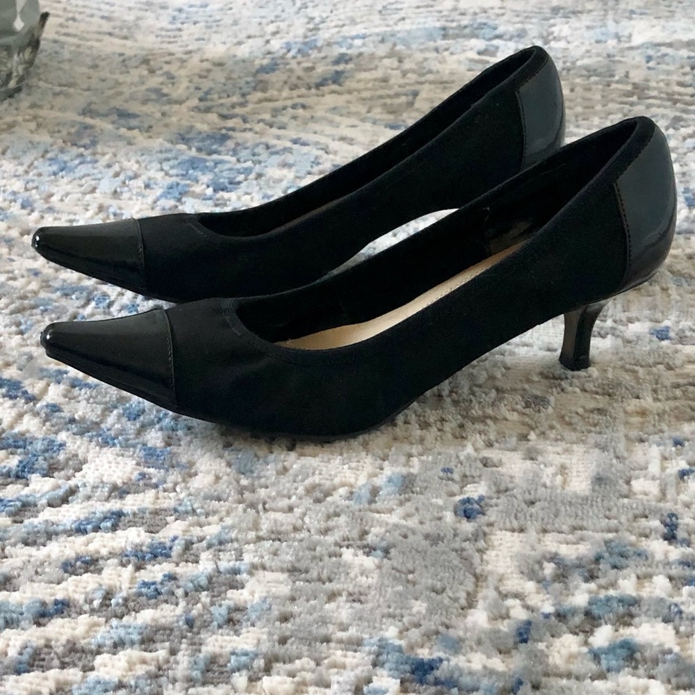 Black point toe pumps low heel.